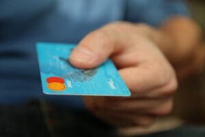 מה עדיף כרטיס אשראי בנקאי או חוץ בנקאי ומה ההבדל